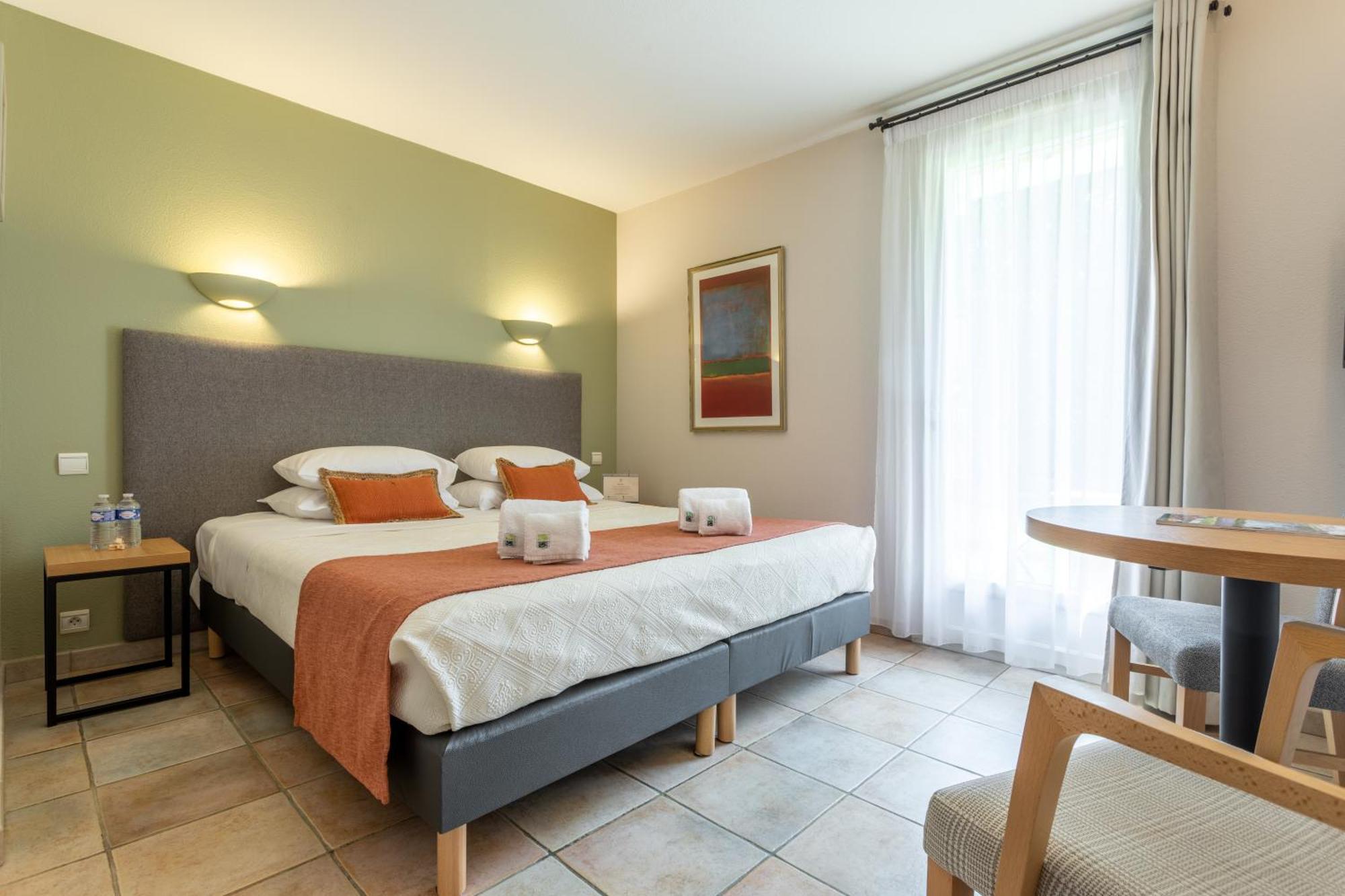 Logis La Bastide De Grignan Hotel & Restaurant "La Chenaie" Eksteriør bilde